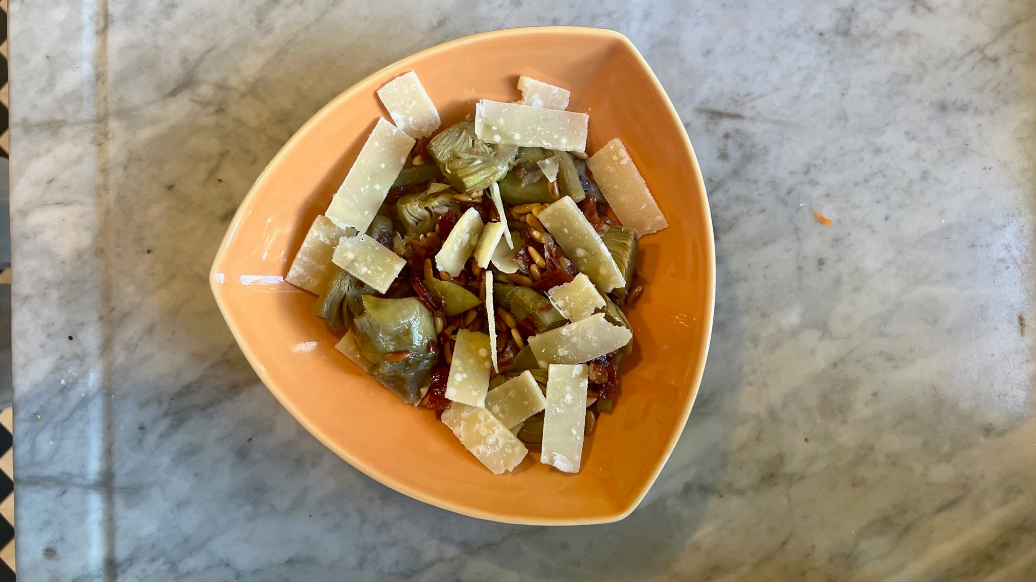 Alcachofas con jamón, piñones y queso parmesano